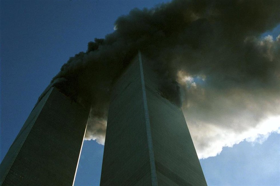 Archivo - Humo sale del World Trade Center, de 110 pisos, después de que dos aviones comerciales secuestrados se estrellaran contra las Torres Gemelas.