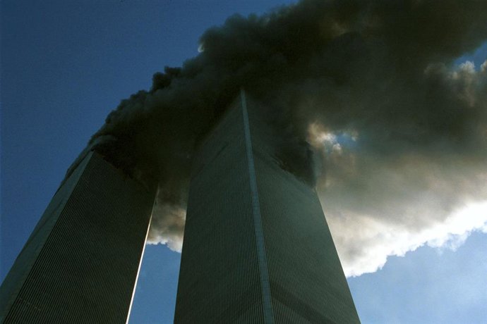 Archivo - Arquivo - 11 de setembro de 2001; Nova York, Nova York, EUA; PROIBIDO NO REINO UNIDO! Fumaça sai do World Trade Center, de 110 andares, após dois aviões comerciais sequestrados se chocarem contra as torres gêmeas, fazendo com que ambas desabasse