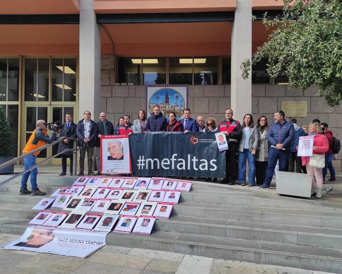 Archivo - Concentración por el Día de las Personas Desaparecidas sin causa aparente en las puertas del Ayuntamiento de Córdoba, con el alcalde, José María Bellido, parte de la Corporación y los padres de Isidro Molina.