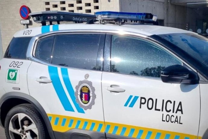 Archivo - Coche de la Policía Local de Badajoz con el Deltacar