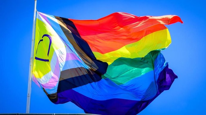 Archivo - Bandera del colectivo Lgtbi en el mástil de la Plaza Sevilla en la ciudad de Cádiz.