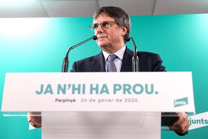 Archivo - El presidente de Junts per Catalunya, Carles Puigdemont (C), ofrece declaraciones a los medios, a 24 de enero de 2026, en Perpiñán (Francia). 