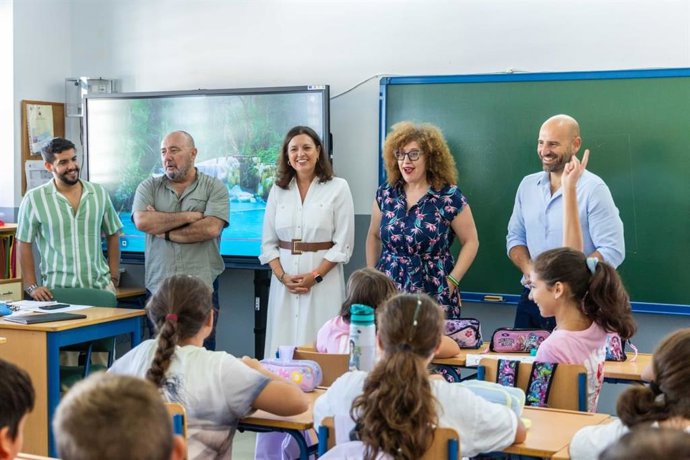La alcaldesa de San Fernando, Patricia Cavada, junto a la concejala de Educación, Pepa Pacheco, en el inicio del curso escolar.