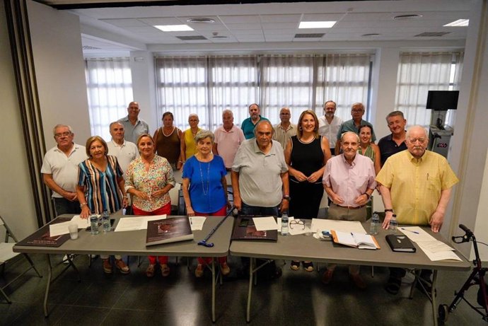 La delegada de Mayores del Ayuntamiento de Córdoba, Eva Contador (centro), en la reunión con los presidentes de las juntas de gobierno de los Centros de Participación Activa para Personas Mayores (Cpapm) de la ciudad, tras el período de verano.