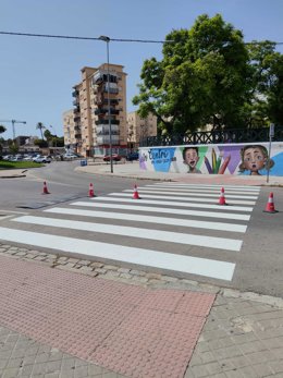 Repintado uno de los pasos de peatones en un centro escolar en Jerez.