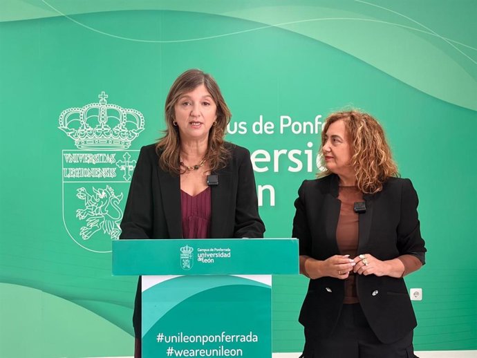 La rectora de la ULE, Nuria González (izquierda), en la jornada de bienvenida a los nuevos estudiantes del Campus de Ponferrada (León).