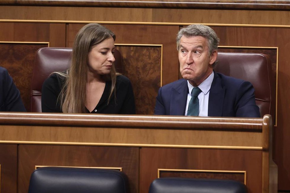 La portavoz del PP en el Congreso, Ester Muñoz, y el presidente del Partido Popular, Alberto Núñez Feijóo, durante una sesión plenaria en el Congreso de los Diputados, a 10 de septiembre de 2026, en Madrid (España).