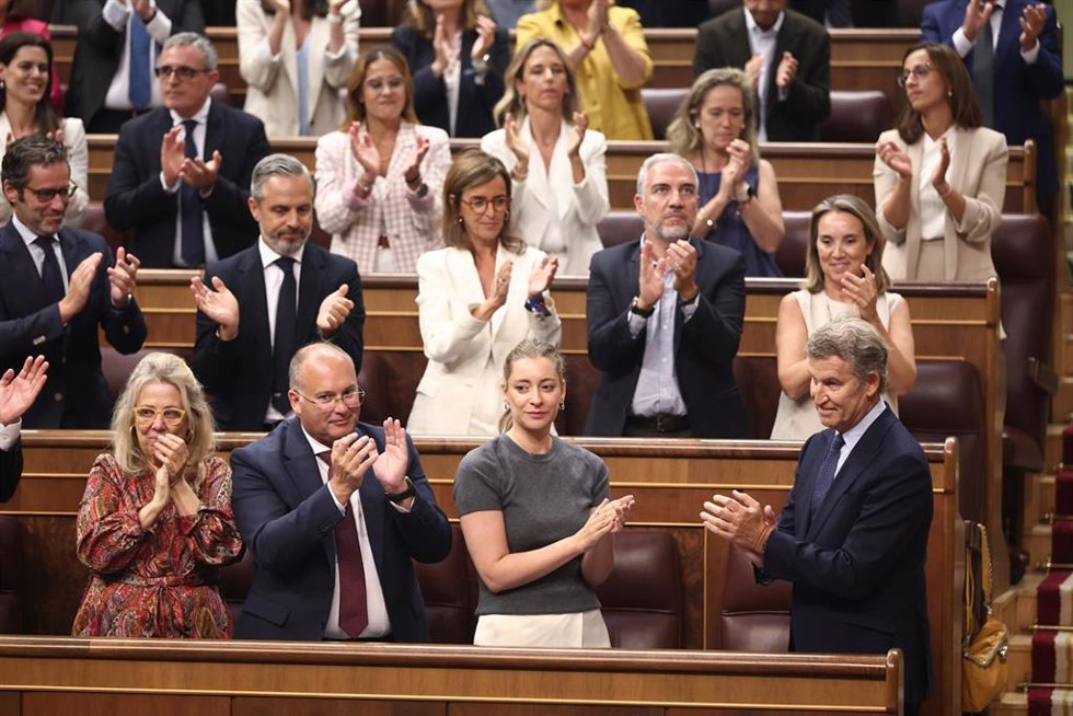 El presidente del Partido Popular, Alberto Núñez Feijóo, es aplaudido por la bancada del PP tras su intervención durante una sesión plenaria en el Congreso de los Diputados, a 3 de septiembre de 2026, en Madrid (España).