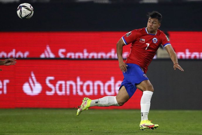 Futbol, Chile vs Brasil. Eliminatorias para Catar 2022. El jugador de la seleccion chilena Ivan Morales es fotografiado durante el partido de clasificacion al mundial de Catar 2022 contra Brasil disputado en el estadio Monumental de Santiago,