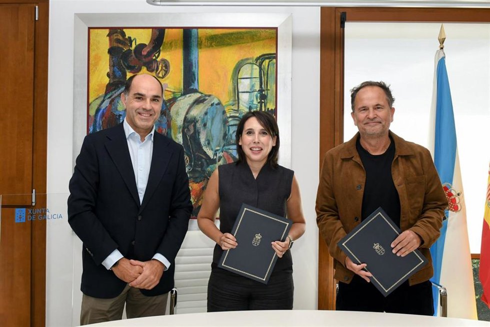 La conselleira de Economía, María Jesús Lorenzana, firma un convenio con el presidente de la Fundación Arume, Xosé Mera