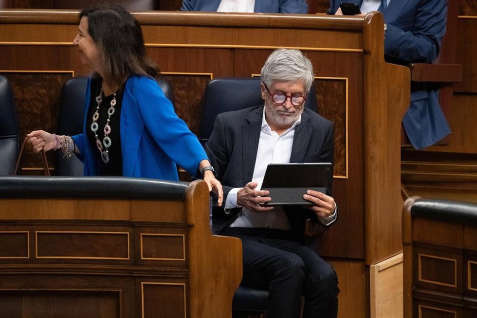 La ministra de Defensa, Margarita Robles, y el ministro del Interior, Fernando Grande-Marlaska.