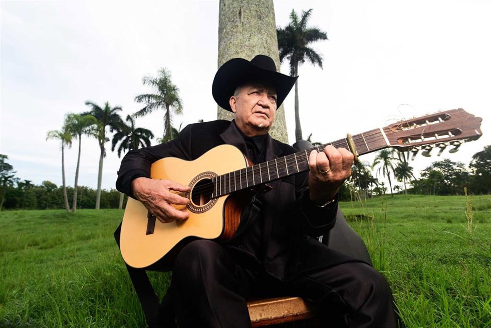 Eliades Ochoa.