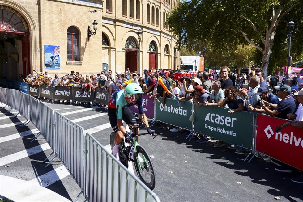 Ciclistas de La Vuelta salen en la etapa de contrarreloj desde la plaza de toros del Puerto de Santa María.