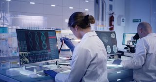 Archivo - Equipo de investigación multiétnico que estudia mutaciones de ADN. Doctora en primer plano