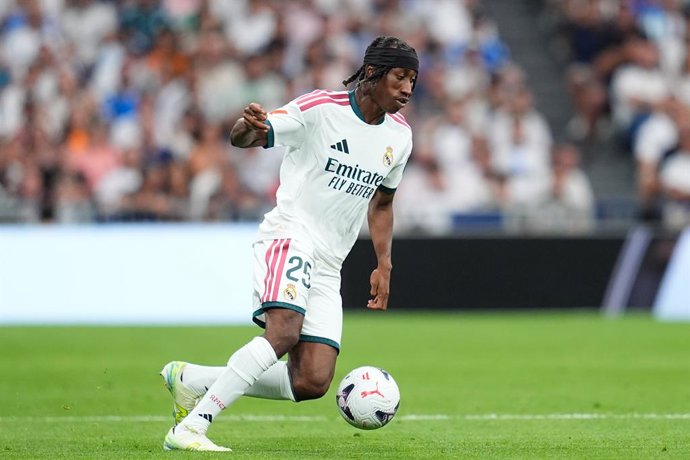 Yan Diomande, do Real Madrid, corre com a bola durante a partida de futebol da Liga Espanhola, LaLiga EA Sports, disputada entre o Real Madrid e o Málaga CF no estádio Bernabéu, em 30 de agosto de 2026, em Madri, Espanha.