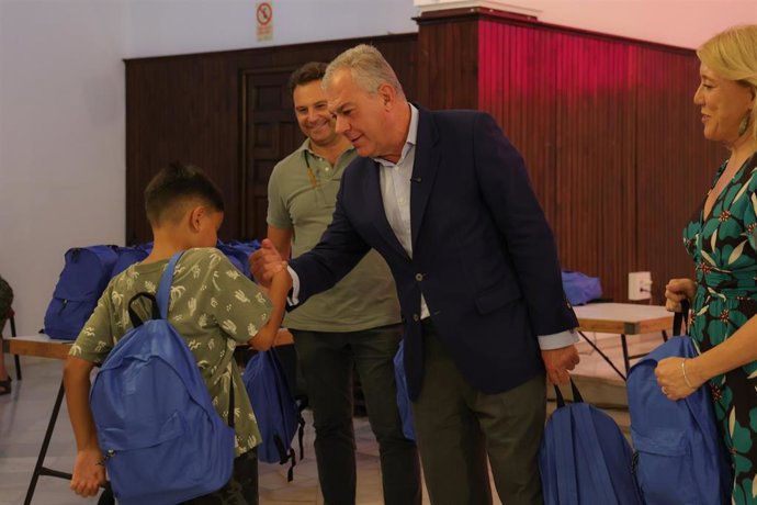 El alcalde de Sevilla, José Luis Sanz, en la entrega de las mochilas del programa 'Equípate' en el Hogar Virgen de los Reyes.