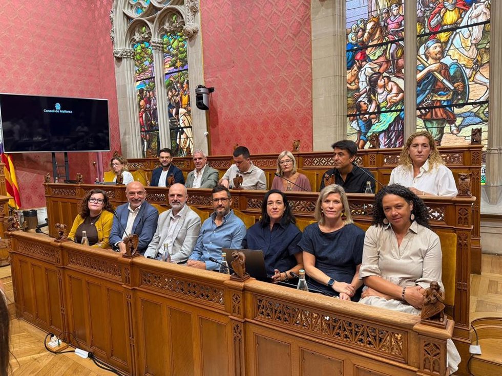 Consellers socialistas en el pleno del Consell de Mallorca.