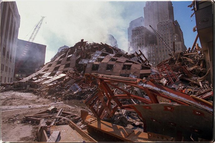 Equipos de emergencia trabajan entre las ruinas del World Trade Center en la Zona Cero tras los atentados del 11-S