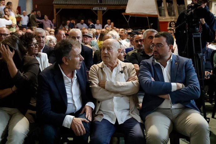 El alcalde de Gozón, Jorge Suárez; el presidente del Club Marino de Luanco, Luis Gallego Novar y el presidente del Principado de Asturias, Adrián Barbón.