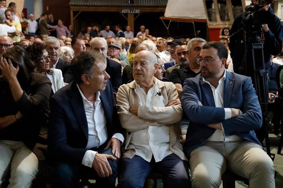 El alcalde de Gozón, Jorge Suárez; el presidente del Club Marino de Luanco, Luis Gallego Novar y el presidente del Principado de Asturias, Adrián Barbón.