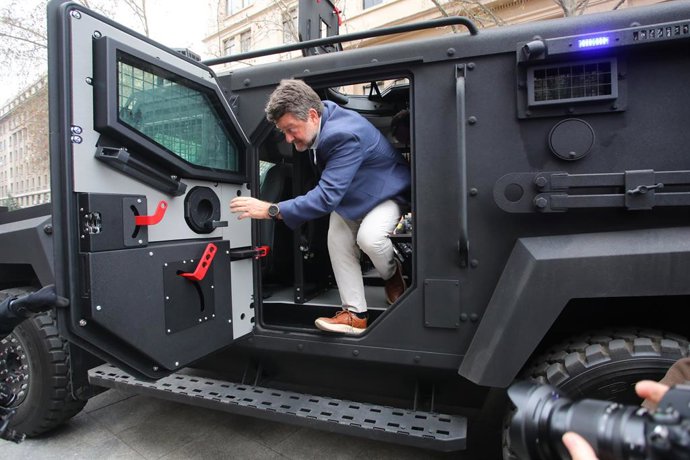Santiago, 10 de septiembre 2026. El Gobernador de Santiago, junto al director general de la Policia de Investigaciones de Chile, y consejeros regionales, encabeza la entrega de dos nuevos vehiculos blindados financiados por el Gobierno de