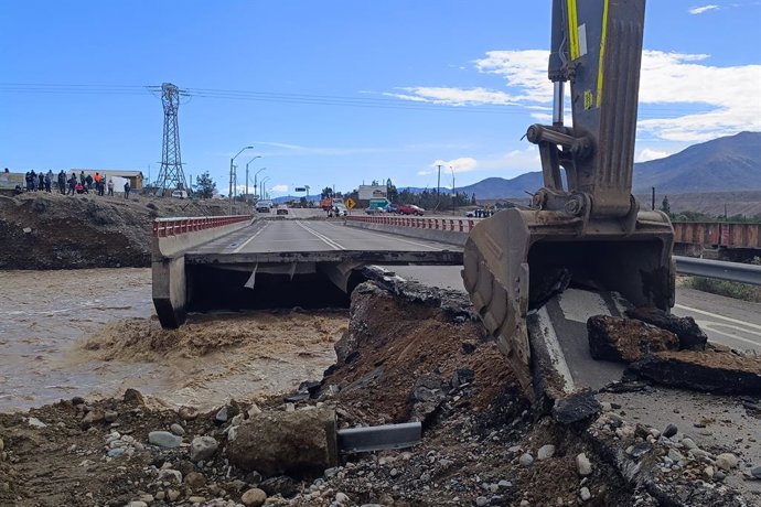Vallenar 21 de julio 2026.  Vista general del puente Maitencillo del Río Huasco de Vallenar en medio de la emergencia por el sistema frontal.  Claudio Lopez/Aton Chile