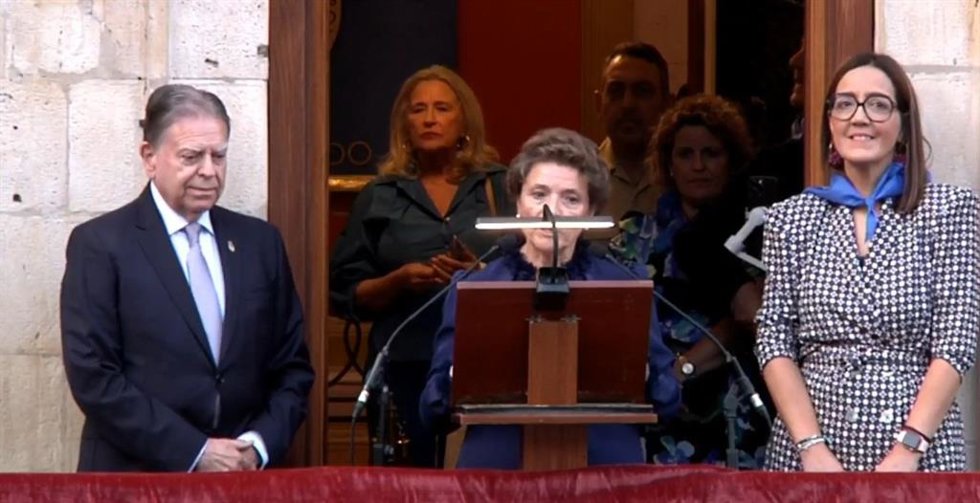 La directora de la Fundación Princesa de Asturias, Ana Isabel Fernández, durante la lectura del pregón junto al alcalde de Oviedo, Alfredo Canteli, y la concejala de Festejos, Covadonga Díaz.