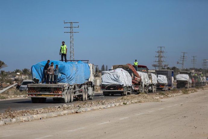 Archivo - 16 October 2025, Palestinian Territories, Khan Yunis: Trucks carrying food aid and fuel, accompanied by a United Nations team, passed through the Kerem Shalom border crossing and arrive in the Gaza Strip on October 16. Photo: Omar Ashtawy/APA Im