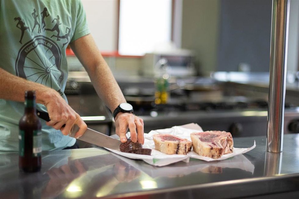 Archivo - Hombre manipulando trozos de carne.