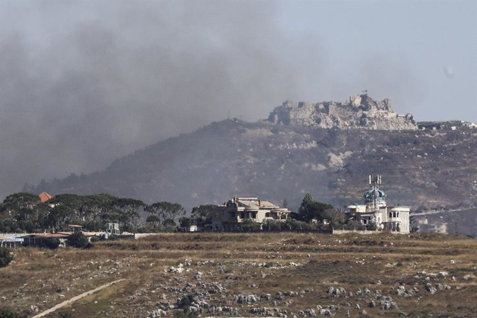 Archivo - Arquivo - 18 de junho de 2026, Distrito de Nabatieh, Sul do Líbano, Líbano: Os bombardeios de artilharia israelenses continuaram pelo quarto dia consecutivo, tendo como alvo os arredores de Kfartebnit e a região de Ali al-Taher, no sul do Líbano