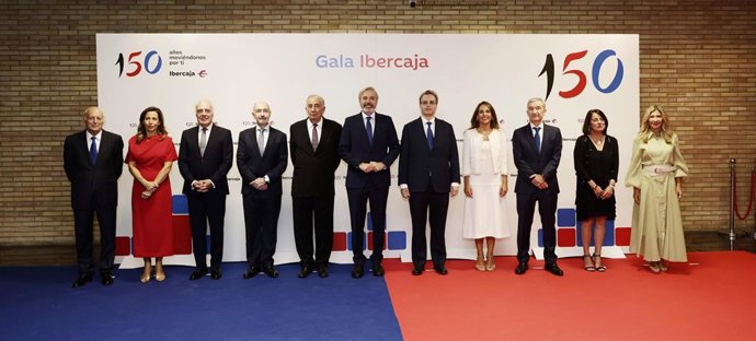 Autoridades institucionales a su llegada a la gala del 150 aniversario de Ibercaja, en el Auditorio de Zaragoza.