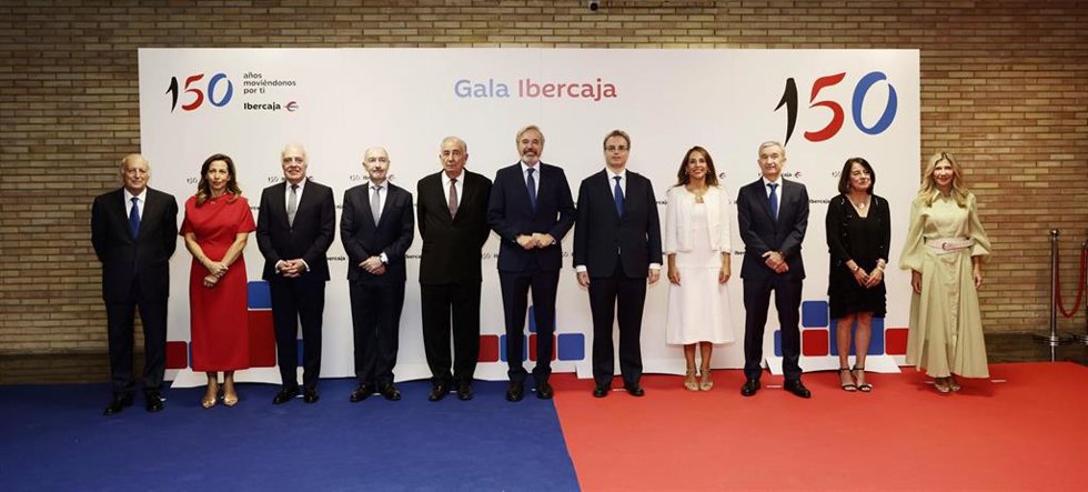 Autoridades institucionales a su llegada a la gala del 150 aniversario de Ibercaja, en el Auditorio de Zaragoza.