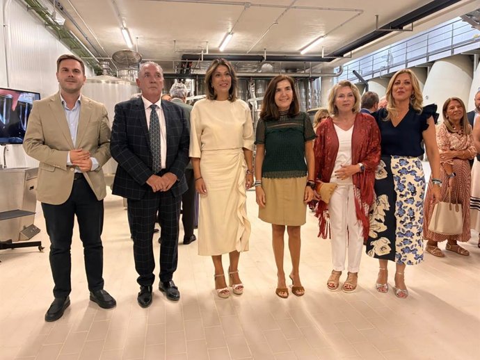 La consejera de Empleo, Empresa y Trabajo Autónomo, Rocío Blanco, en la inauguración de las nuevas instalaciones de Bodegas Doña Felisa.