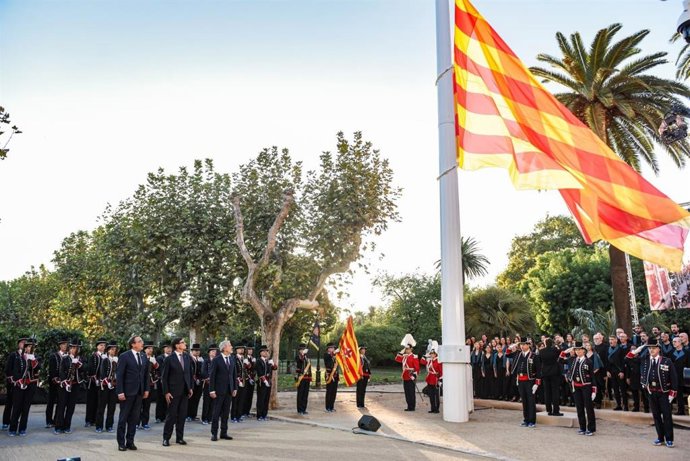 Hissada de la senyera davant del Parlament de Catalunya per la Diada