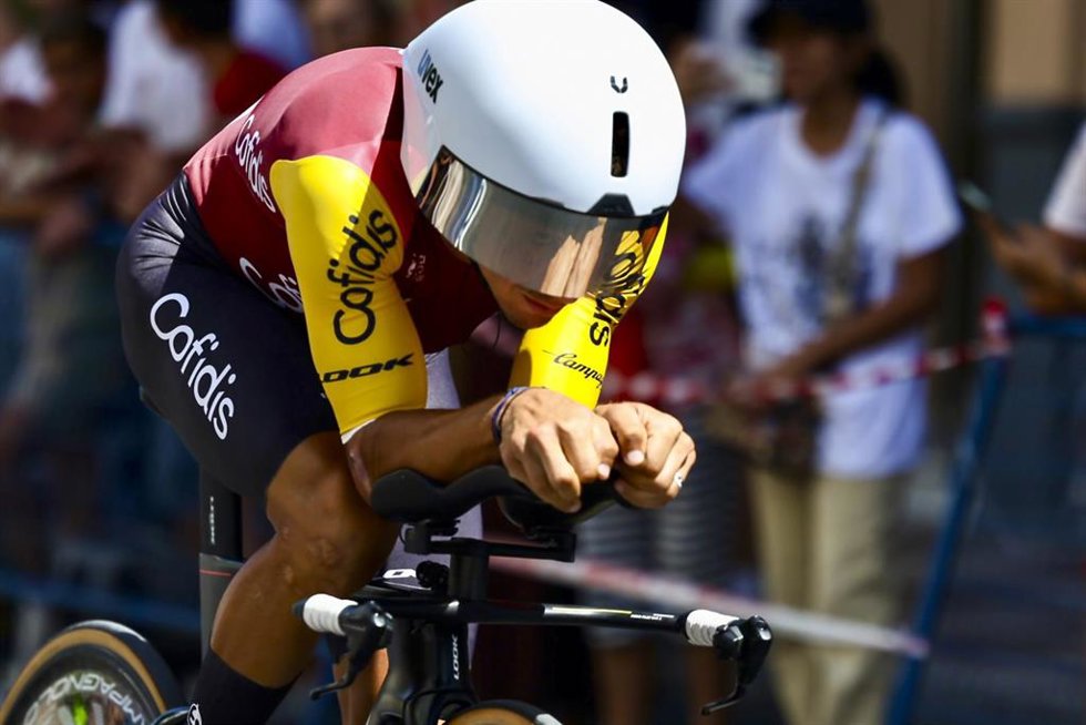 Ciclistas de La Vuelta salen en la etapa de contrarreloj. 