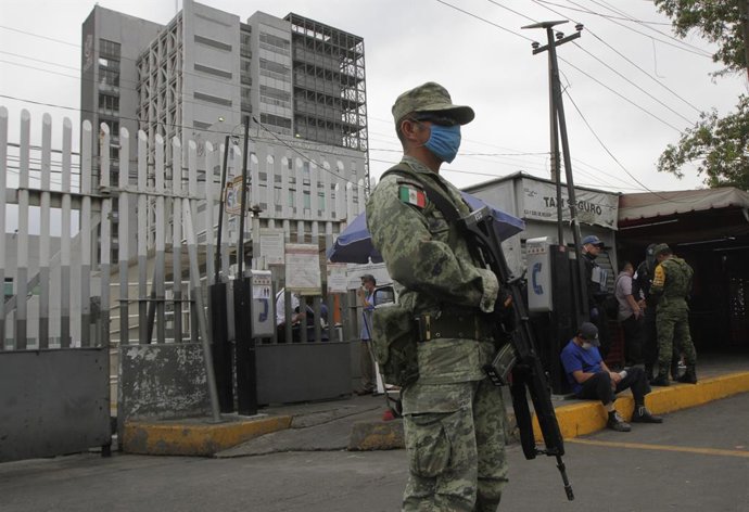 Archivo - Arquivo - 5 de maio de 2020, Cidade do México, México: Um soldado do Exército Nacional Mexicano monta guarda em frente ao Hospital Regional Ignacio Zaragoza, onde atualmente estão sendo tratados pacientes com coronavírus (COVID-19). Foto: Romina