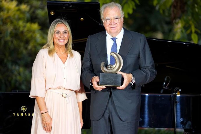La alcaldesa de Granada, Marifrán Carazo, junto a Jaime Siles en la entrega del Premio Internacional de Poesía Federico García Lorca.