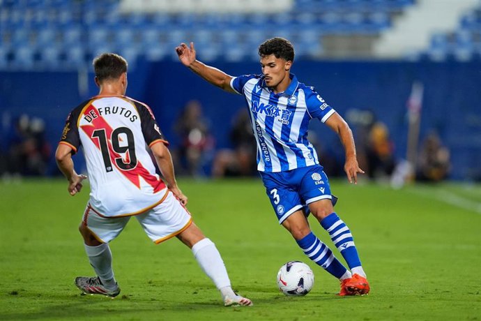 Youssef Enriquez ante Jorge de Frutos en el Rayo Vallecano-Deportivo Alavés de LaLiga EA Sports 26-27