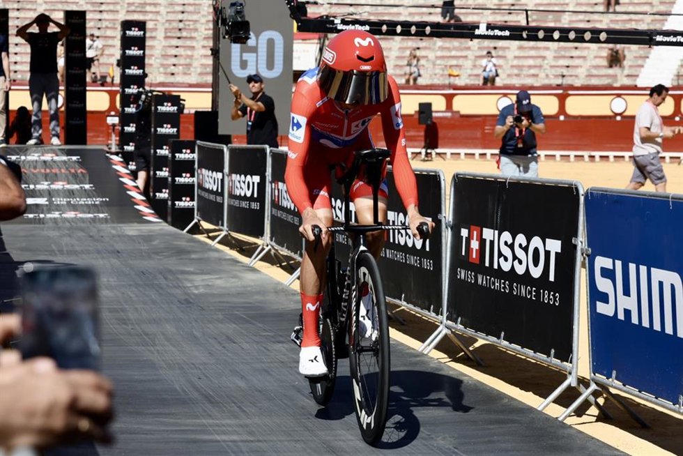 Ciclistas de La Vuelta salen en la etapa de contrarreloj desde la plaza de toros del Puerto de Santa María. 