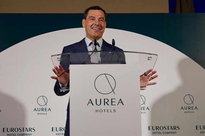 El presidente de la Junta de Andalucía, Juanma Moreno, en la inauguración oficial del hotel de cinco estrellas Áurea Palacio de la Tinta en Málaga.
