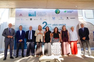 La consejera de Vivienda, Juventud y Ordenación del Territorio, Rocío Díaz (c) junto a la alcaldesa de Huelva, Pilar Miranda (4i), en una foto de familia en la gala del 25 aniversario del Consejo Andaluz de Colegios Oficiales de Arquitectos. 