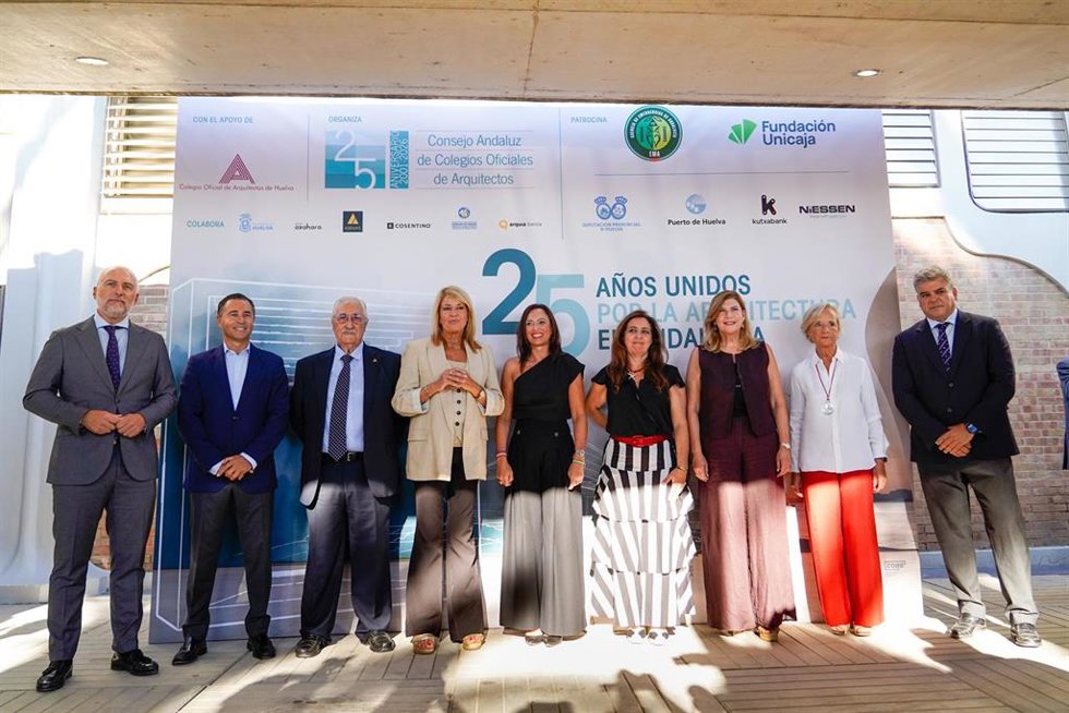 La consejera de Vivienda, Juventud y Ordenación del Territorio, Rocío Díaz (c) junto a la alcaldesa de Huelva, Pilar Miranda (4i), en una foto de familia en la gala del 25 aniversario del Consejo Andaluz de Colegios Oficiales de Arquitectos. 