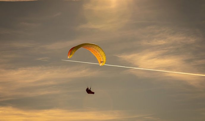 Archivo - Parapente en el cielo en una imagen de archivo.