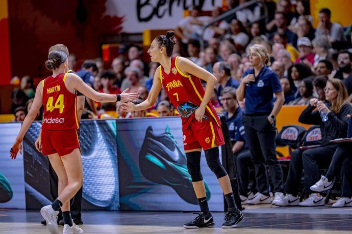 Iyana Martín y Alba Torrens durante el España-Australia del Mundial 2026