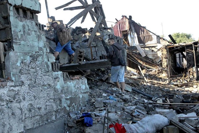 Residentes de Dnipró inspeccionan una vivienda destruida en un ataque ruso  