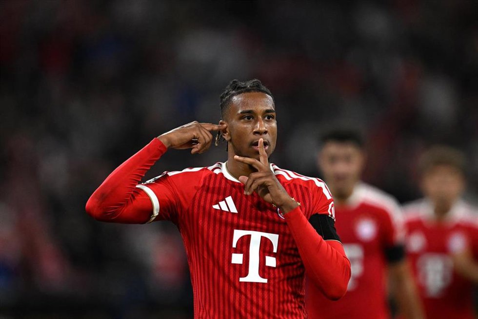 Michael Olise celebra un gol.