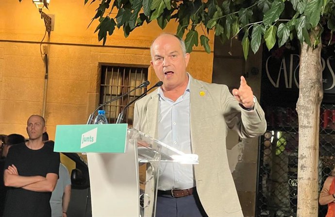 El secretario general de Junts, Jordi Turull, interviene antes de la ofrenda floral del partido en el Fossar de les Moreres de Barcelona