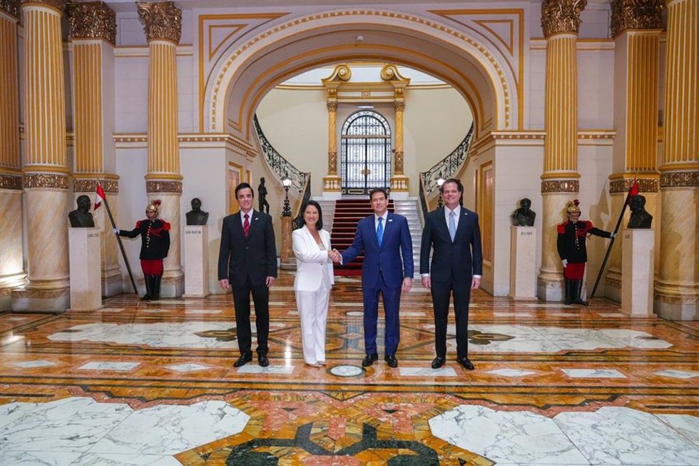 La presidenta de Perú, Keiko Fujimori, y el secretario de Estado estadounidense, Marco Rubio, se estrechan la mano durante su encuentro en Lima