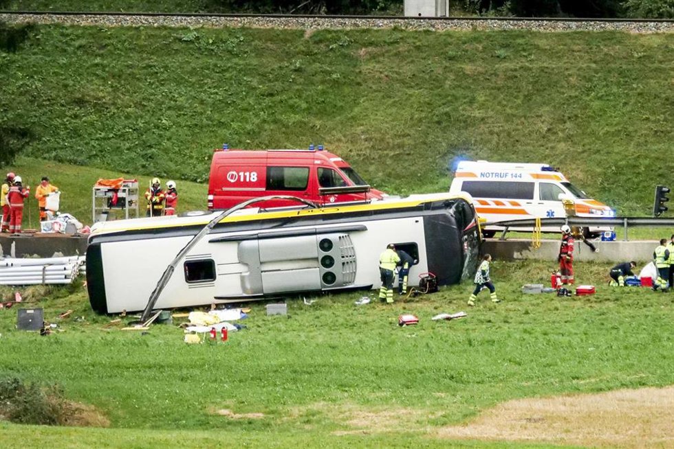 Archivo - Equipos de emergencia desplazados al lugar de un accidente de un autobús de la compañía de viajes neerlandesa Oad