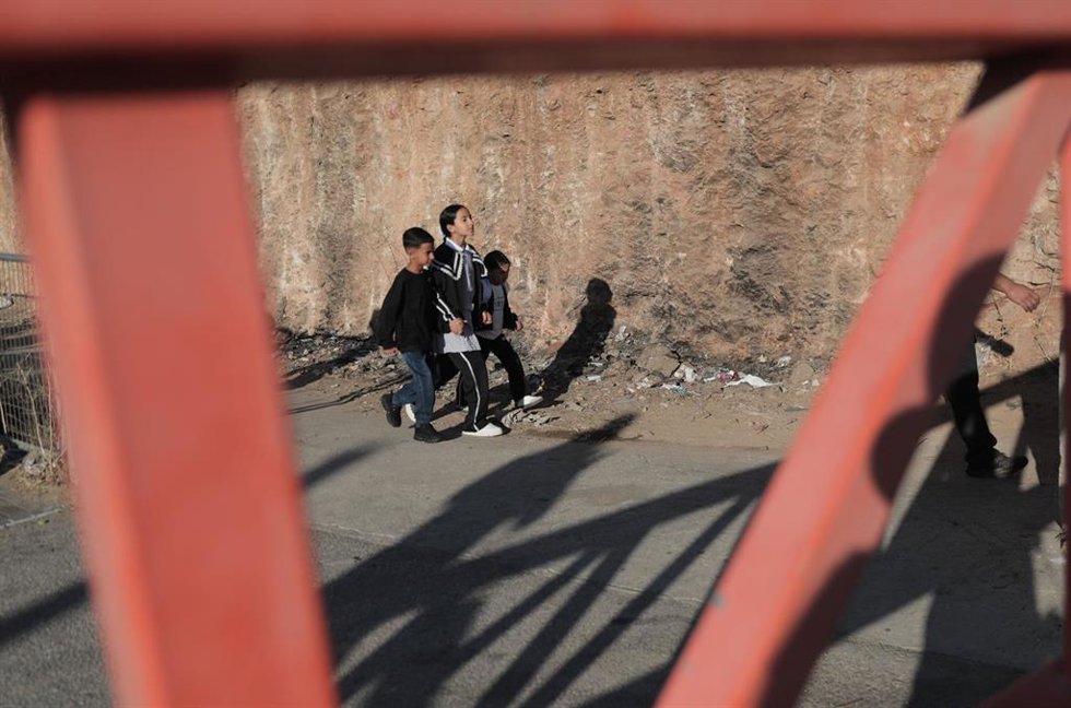 Archivo - Alumnos palestinos cruzan un puesto de control militar israelí al regresar a la escuela para el nuevo año académico, cerca de Hebrón, en Cisjordania